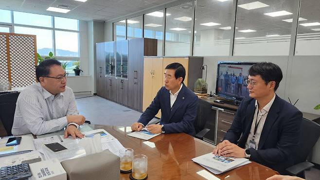 조길형<가운데> 시장이 기재부 유병서(왼쪽) 예산실장을 만나 예산 건의를 하고 있다.