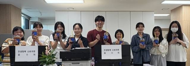 팔복동주민센터 직원들이 기부받은 커피를 들고 기부자에게 감사의 인사를 전하고 있다. /팔복동