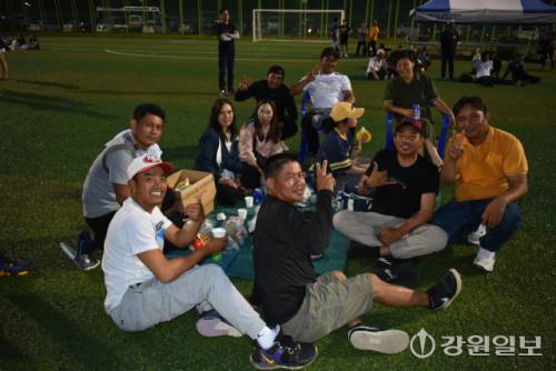 ◇홍천군, 홍천예총, 내면체육회 등이 2일 내면체육공원에서 개최한 ‘내면 면민과 계절근로자를 위한 하나됨 원(one) 콘서트’. 사진=신하림기자