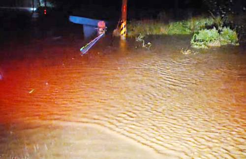 ◇호우 특보가 발효된 3일 오후 전남 신안군 가룡리 한 양식장이 빗물로 잠겨 있다. 2025.8.3 [전남소방본부 제공