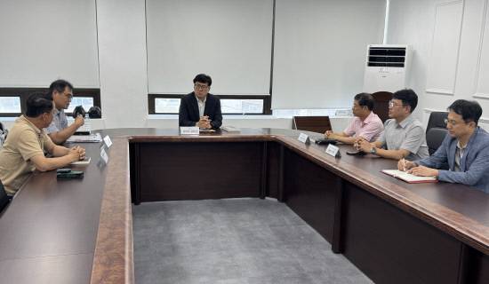 지난달 29일 경남일보 3층 네트워킹룸에서 열린 본보 제15기 독자위원회 13차 회의에서 위원들이 의견을 나누고 있다. 사진 맨 왼쪽부터 김진기 위원, 강명수 위원, 김태종 위원장, 유현준 위원, 김용주 위원, 본보 박철홍 취재부장.