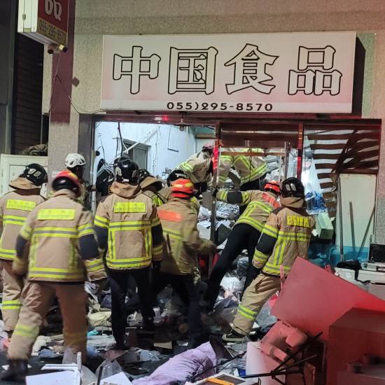 지난달 31일 오후 10시 46분께 창원시 마산회원구 양덕동의 2층 건물에서 천장이 붕괴됐다.사진=독자제공