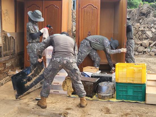 지난달 21일부터 1일까지 39사단 및 육·해·공군 장병들이 산청지역을 비롯한 경남지역 곳곳에서 수해복구 대민지원을 하고 있다. 사진=39사단