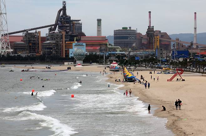 지난 7월 12일 백새장 복원 등을 통해 18년 만에 재개장한 포항 송도해수욕장 전경. /경북매일 DB