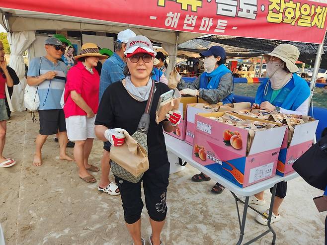 2일 ‘블루로드 in 대진 해변 가족 건강 맨발 걷기’ 행사 참가자에게 복숭아 꾸러미가 제공됐다./박윤식기자