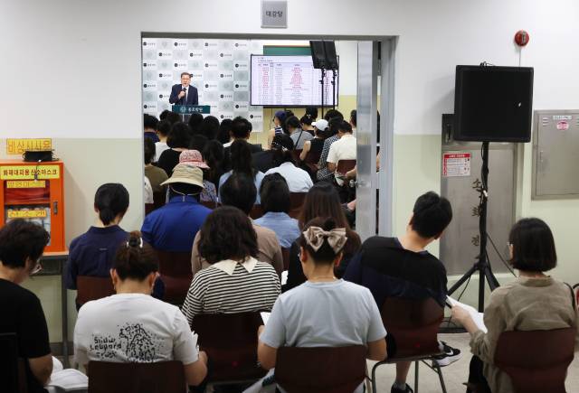 지난달 27일 서울 강남구 대치동 종로학원에서 열린 ‘2026 수시, 정시 대학 선택전략 특집 설명회’에 참석한 학부모와 학생들이 임성호 종로학원 대표이사의 설명을 듣고 있다. 연합뉴스
