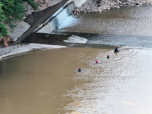 지난달 31일 소방대원들이 황톳빛으로 변한 산청군 하천에서 수색을 진행하고 있다. 경남소방본부 제공