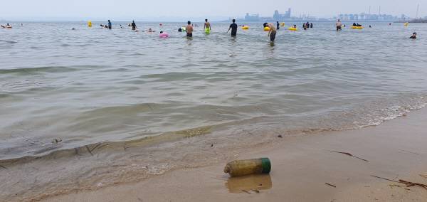 3일 오후 포항 영일대해수욕장에 부유물 등이 떠내려온 모습. 황영우 기자