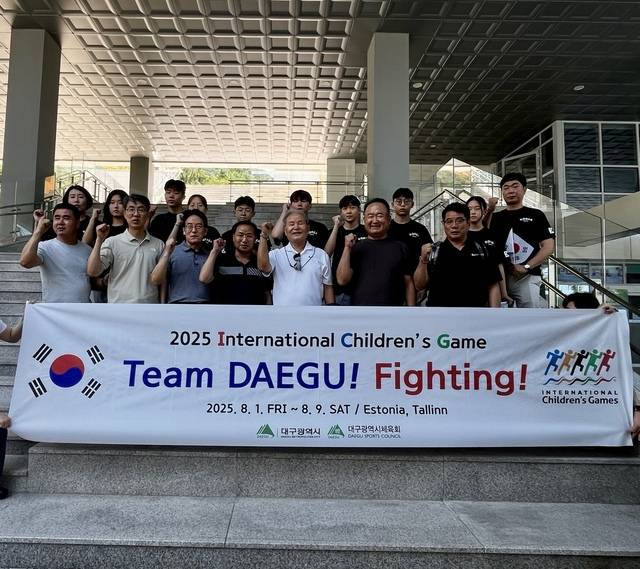 2025 국제청소년스포츠축제에 참가하는 대구수영선수단 선수들과 대구시체육회 관계자들이 출발에 앞서 기념사진을 찍고 있다. 대구시체육회 제공