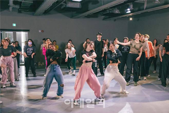 K-팝 댄스 클래스는 외국인 팬들의 대표적인 여행  프로그램으로 자리잡고 있다 (출처=크리에이트립)