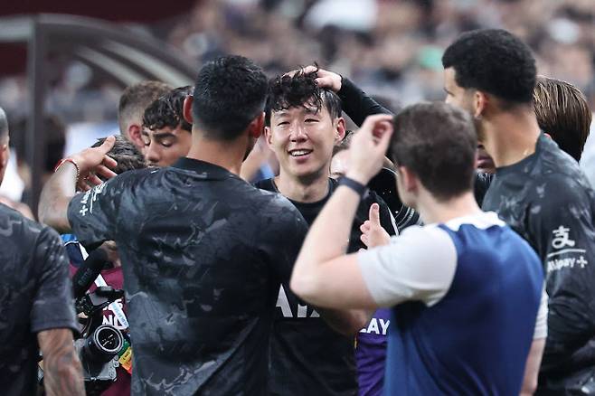 올여름 팀을 떠나기로 한 토트넘 홋스퍼 손흥민이 3일 서울월드컵경기장에서 열린 2025 쿠팡플레이 시리즈 뉴캐슬 유나이티드와의 친선경기에서 후반 교체 아웃된 뒤 눈물을 흘리고 있다. 사진=연합뉴스