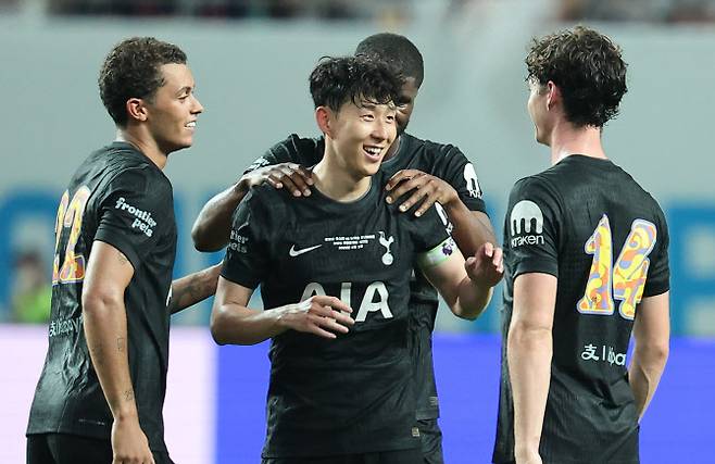3일 서울월드컵경기장에서 열린 2025 쿠팡플레이 시리즈 토트넘 홋스퍼와 뉴캐슬 유나이티드의 경기. 토트넘 손흥민이 후반 교체 아웃되며 동료들과 인사를 나누고 있다. 사진=연합뉴스
