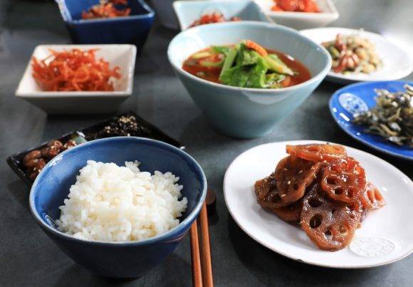 잡곡밥이 소화가 너무 안 돼 흰쌀밥을 먹을 경우 채소, 단백질 음식 등을 먼저 먹으면 혈당 조절에 도움이 된다. [사진=게티이미지뱅크]