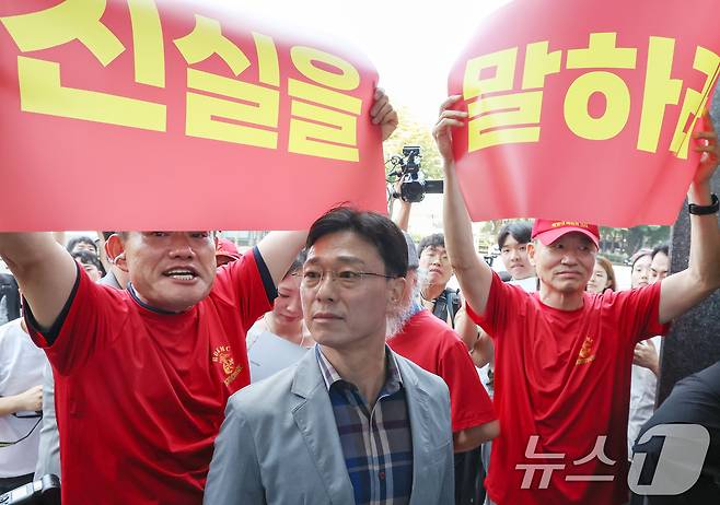 업무상과실치사 등 혐의를 받는 임성근 전 해병대 1사단장이 지난달 29일 오전 서울 서초구 '순직해병특검'(이명현 특별검사) 사무실에 신속 결정 요청서를 제출하기 위해 방문했으나 해병대 예비역연대 회원들의 항의를 받고 있다./뉴스1 ⓒ News1 민경석 기자