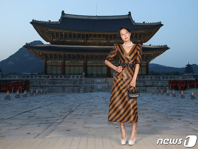 방송인 김나영이 16일 서울 종로구 경복궁 근정전 입구에서 진행된 구찌(Gucci)의 2024 크루즈 쇼 포토콜 행사에서 포즈를 취하고 있다. 2023.5.17/뉴스1 ⓒ News1 권현진 기자