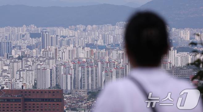 정부의 6·27 가계부채 대책 발표 이후 관망세가 지속되는 등 수요가 위축되면서 서울 아파트 매매가격 상승폭이 5주 연속 축소됐다. 31일 한국부동산원에 따르면 7월 셋째주(지난 28일 기준) 서울 아파트 매매가격은 전주 대비 0.12% 상승했다. 전주(0.16%) 대비 상승폭이 줄었다. 6·27 대출규제 발표 직후인 6월 5주부터 5주째 상승폭을 줄여가고 있다. 사진은 서울의 아파트 단지 모습. 2025.7.31/뉴스1 ⓒ News1 박지혜 기자