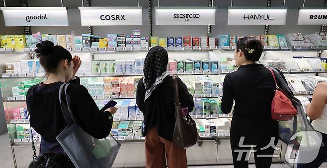 서울 중구 명동의 한 뷰티 매장에서 외국인 관광객들이 화장품을 둘러보고 있다. 2025.5.14/뉴스1 ⓒ News1 박지혜 기자
