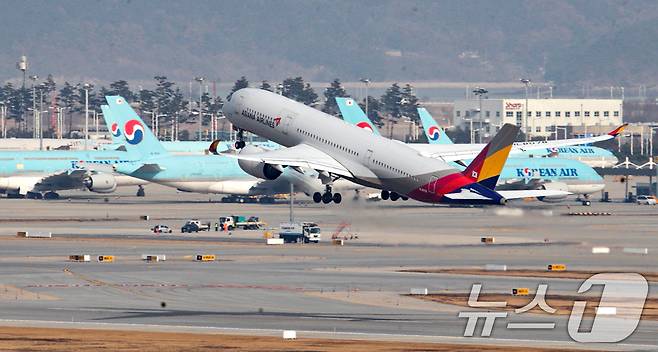 11일 인천공항 계류장 및 활주로에 대한항공과 아시아나 비행기의 모습이 보이고 있다. 2024.12.11/뉴스1 ⓒ News1 이승배 기자