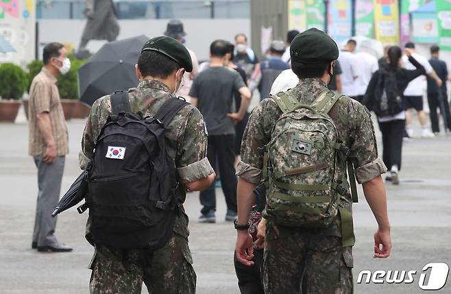 11일 오전 서울역 앞에서 군인들이 발걸음을 옮기고 있다.  2021.7.11/뉴스1 ⓒ News1 임세영 기자