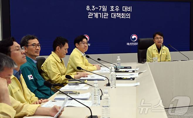 김광용 행정안전부 재난안전관리본부장은 지난 2일 정부세종청사 중앙재난안전상황실에서 호우 대비 관계기관 긴급 대책회의를 주재하고, 7월 집중호우 피해 지역을 중심으로 인명피해 방지에 초점을 두고 대책을 점검했다. (행정안전부 제공. 재판매 및 DB 금지) 2025.8.3/뉴스1