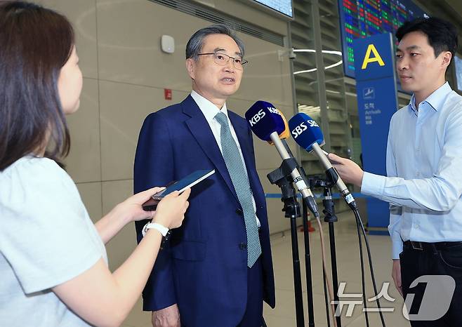미국 방문을 마친 조현 외교부 장관이 3일 오후 인천국제공항 2터미널을 통해 귀국해 취재진의 질문에 답하고 있다. 2025.8.3/뉴스1 ⓒ News1 박정호 기자