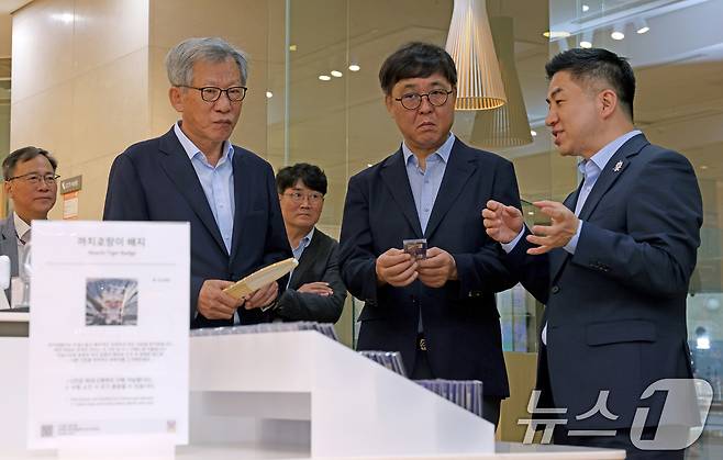 최휘영 문화체육관광부 장관이 3일 서울 용산구 국립중앙박물관을 찾아 유홍준 국립중앙박물관장과 함께 박물관 상품 '뮷즈(MU:DS)' 판매 상황을 점검하고 있다. (문화체육관광부 제공. 재판매 및 DB 금지) 2025.8.3/뉴스1
