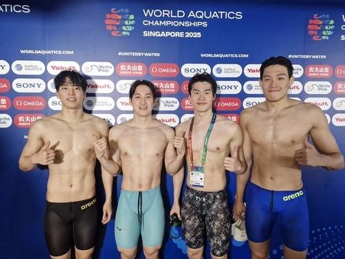남자 혼계영 400ｍ 국가대표 선수들. 왼쪽부터 이주호, 최동열, 황선우, 김영봄.(대한수영연맹 제공)