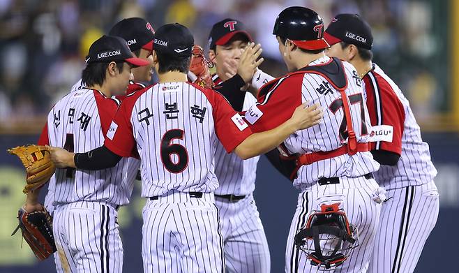 LG 선수들이 20일 서울 잠실구장에서 열린 2025 KBO리그 롯데전에서 3-2로 역전승을 거둔 뒤 기뻐하고 있다. 사진 | 연합뉴스