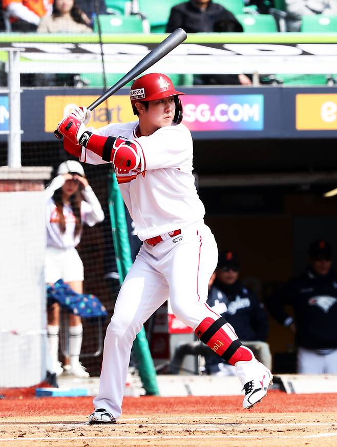 SSG 최정이 10일 인천SSG랜더스필드에서 열린 2025 KBO리그 시범경기 한화전에서 타격하고 있다. 사진 | SSG 랜더스