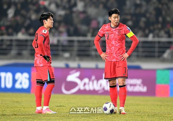 대한민국 축구대표팀 이강인(왼쪽)과 손흥민이 20일 고양종합운동장에서 열린 2026 북중미 월드컵 아시아지역 최종 예선 오만과의 경기에서 프리킥을 준비하고 있다. 2025. 3. 20.  고양 | 박진업 기자 upandup@sportsseoul.com