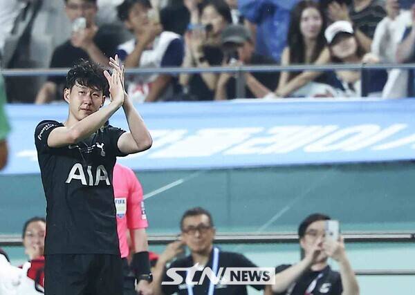 토트넘 홋스퍼 손흥민이 3일 오후 서울 마포구 서울월드컵경기장에서 열린 2025 쿠팡플레이시리즈 뉴캐슬 유나이티드와 토트넘 홋스퍼의 경기에서 눈물을 흘리며 교체 아웃되고 있다. /사진=뉴시스