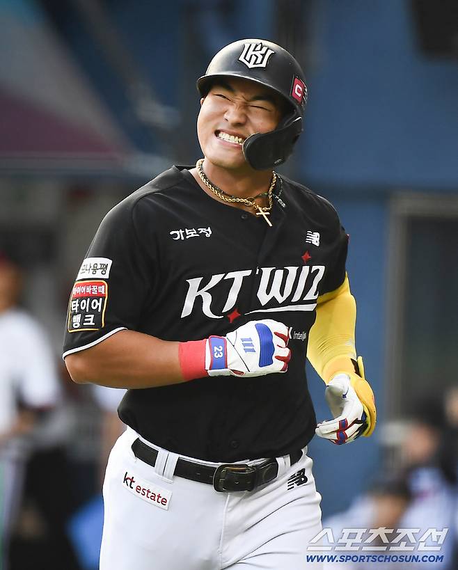 31일 서울 잠실구장에서 열린 KT-LG전. KT 안현민이 1회 송승기화의 첫 맞대결에서 범타로 아웃된 후 아쉬워하고 있다. 잠실=정재근 기자 cjg@sportschosun.com/2025.7.31/