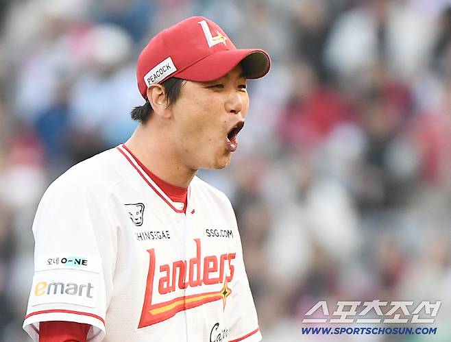 11일 인천 SSG랜더스필드에서 열린 KIA-SSG의 더블헤더 2차전.  3회초 2사 1루 박찬호를 3루 땅볼로 아웃시킨 김광현이 기뻐하고 있다. 인천=정재근 기자 cjg@sportschosun.com/2025.5.11/