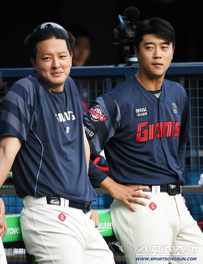 20일 잠실구장에서 열린 LG 트윈스와 롯데 자이언츠의 경기. 롯데 김원중, 윤성빈이 경기를 준비하고 있다. 잠실=박재만 기자 pjm@sportschosun.com/2025.07.20/