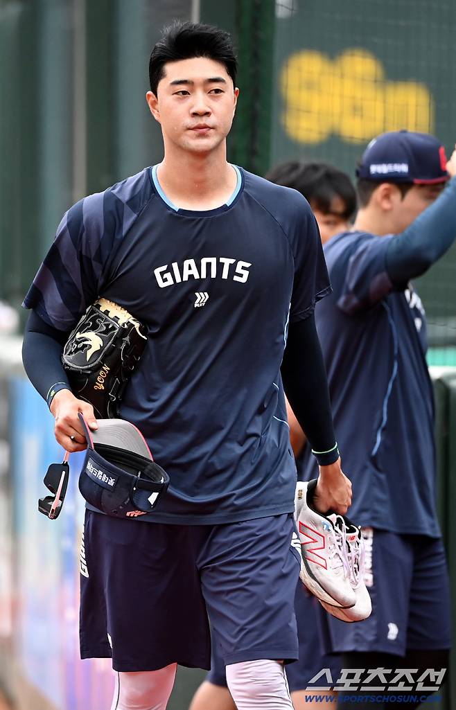 20일 부산 사직야구장에서 열린 삼성과 롯데의 경기,윤성빈이 훈련을 마치고 더그아웃으로 향하고 있다. 부산=허상욱 기자wook@sportschosun.com/2025.06.20/