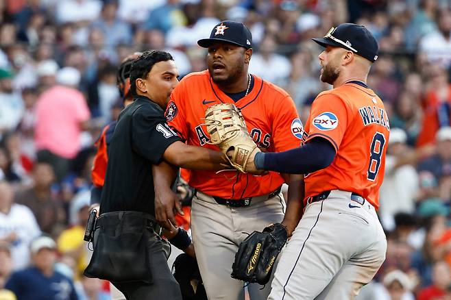 BOSTON, MA - AUGUST 2: Umpire Gerry Davis #12 and Christian Walker #8 of the Houston Astros hold back pitcher Hector Neris #50 after he thought the Boston Red Sox were stealing signs during the seventh inning at Fenway Park on August 2, 2025 in Boston, Massachusetts. (Photo By Winslow Townson/Getty Images) (Photo by Winslow Townson / GETTY IMAGES NORTH AMERICA / Getty Images via AFP)

<저작권자(c) 연합뉴스, 무단 전재-재배포, AI 학습 및 활용 금지>