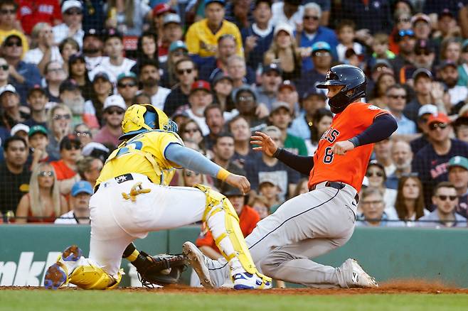 BOSTON, MA - AUGUST 2: Catcher Carlos Narvaez #75 of the Boston Red Sox tags out Christian Walker #8 of the Houston Astros at the plate during the seventh inning at Fenway Park on August 2, 2025 in Boston, Massachusetts. (Photo By Winslow Townson/Getty Images) (Photo by Winslow Townson / GETTY IMAGES NORTH AMERICA / Getty Images via AFP)

<저작권자(c) 연합뉴스, 무단 전재-재배포, AI 학습 및 활용 금지>