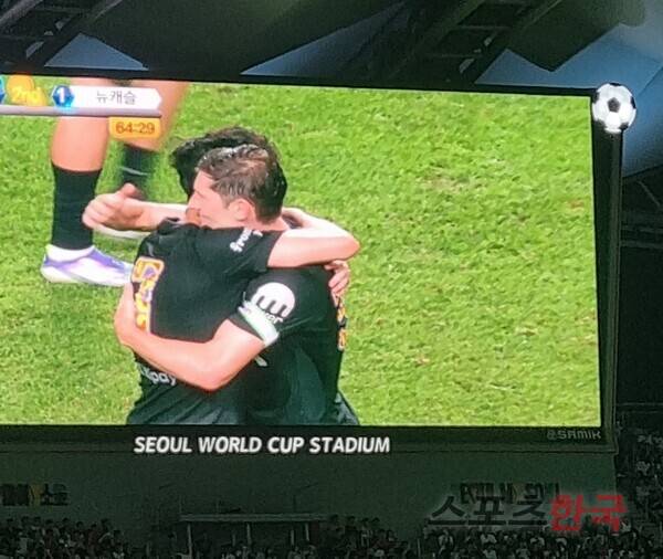 오랜 시간 함께한 벤 데이비스와 포옹하는 손흥민. ⓒ스포츠한국 김성수 기자