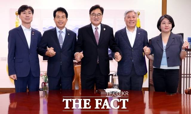 더불어민주당의 새 대표 선출을 계기로, 멈춰섰던 진보개혁 5당의 정치개혁 논의가 다시 속도를 낼 수 있을지 주목된다. 우원식(가운데) 국회의장이 16일 국회의장 집무실에서 열린 국회의장-진보개혁4당 원내대표들과 기념촬영을 하는 모습. /뉴시스