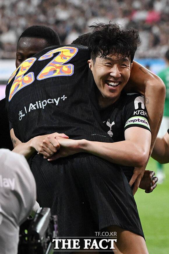 브레넌 존슨 축하해주는 손흥민.