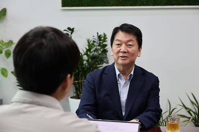 국민의힘 당대표 선거에 출마한 안철수 의원이 지난달 29일 국회의원회관 의원실에서 아시아경제와 인터뷰를 하고 있다. 사진=안철수의원실