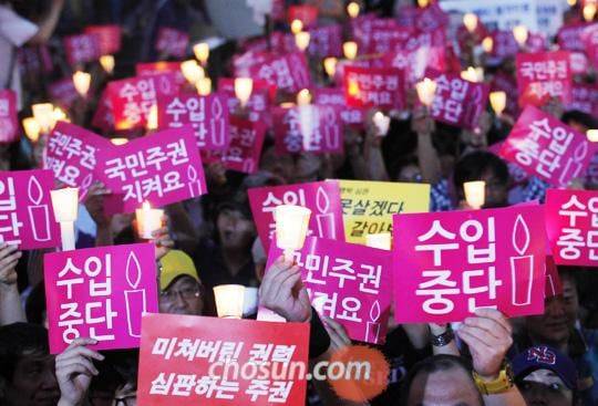 2008년 5월 ‘한국인의 95%가 광우병에 취약하다’는 등의 '광우병 괴담은 국민에게 큰 불안감을 일으키며 온 나라를 뒤흔들었다. 그로부터 4년 뒤 2012년 5월 2일 서울 청계광장에서 미국산 소고기 수입중단을 촉구하는 촛불집회가 열리고 있다. /조선일보