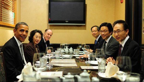 미국 워싱턴 DC 인근 버지니아주의 한국 식당 우래옥은 한국과 미국의 저명인사들도 자주 찾는 식당이었다. 워싱턴 DC를 방문하는 민주당 정치인들은 이곳에서 한인단체, 특파원들을 만나 간담회를 하는 경우가 많았지만, 어느 누구도 광우병을 이유로 "30개월령 미만의 소고기를 달라"고 요구하지 않았다.  사진은 이명박 대통령과 버락 오바마 미 대통령이 2011년 10월 12일 우래옥에서 비공식 만찬을 하고 있는 모습이다. 만찬 장소는 원래 백악관으로 예정돼 있었으나 “격의 없이 만나고 싶다”는 오바마 대통령의 제안에 따라 이곳으로 변경됐다. 오바마 대통령은 이날 불고기를 주문해 식사했다./조선일보