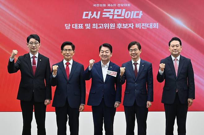 국민의힘 제6차 전당대회 당 대표 후보자 비전대회가 3일 서울 여의도 중앙당사에서 열려 후보들이 포토타임을 갖고 있다. 왼쪽부터 주진우·김문수·안철수·조경태·장동혁 후보. /박성원 기자