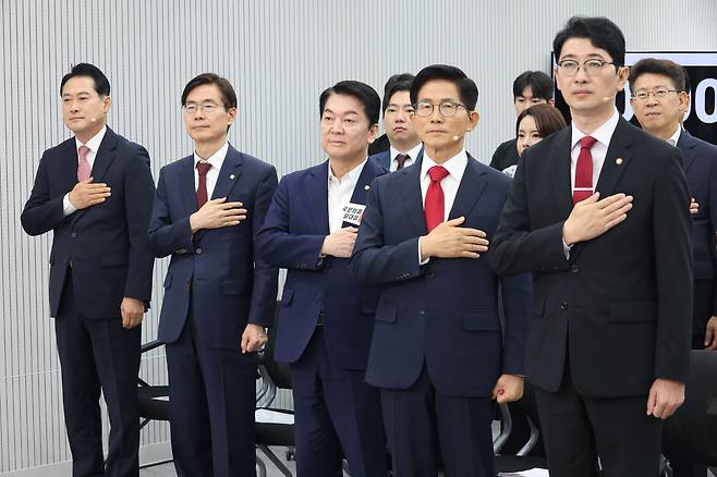 국민의힘 당 대표 후보들이 3일 오후 서울 여의도 중앙당사에서 열린 제6차 전당대회 후보자 비전대회에서 국민의례를 하고 있다. 오른쪽부터 주진우, 김문수, 안철수, 조경태, 장동혁 후보. /뉴스1