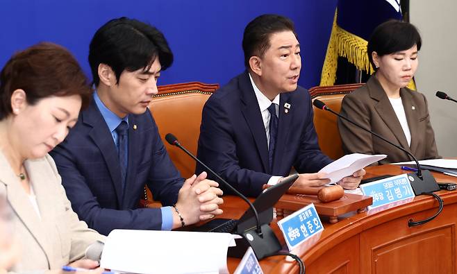김병기 더불어민주당 원내대표(오른쪽에서 두 번째)가 7월 27일 오전 서울 여의도 국회에서 열린 최고위원회의에서 모두 발언을 하고 있다. /뉴스1 오른쪽부터 전현희 최고위원, 김 직무대행 겸 원내대표, 한준호, 이언주 최고위원. 2025.6.27/뉴스1