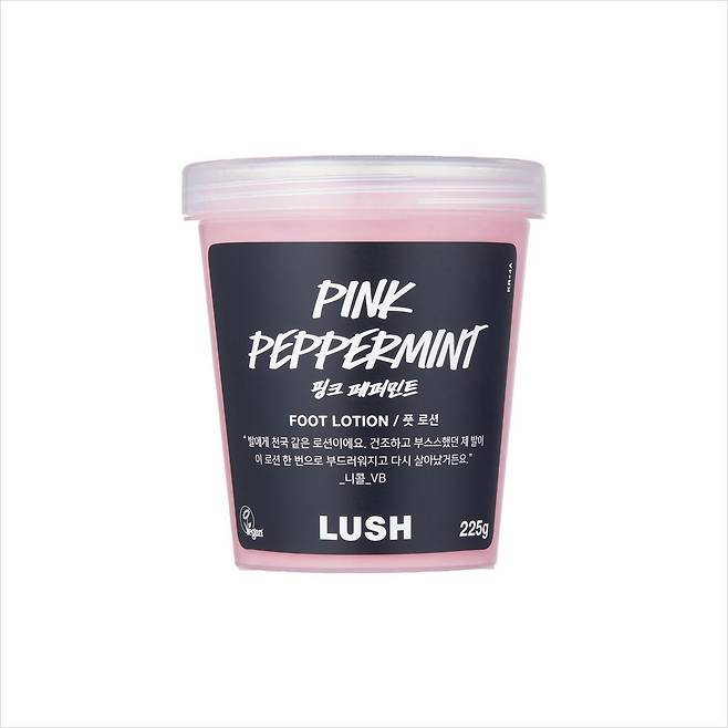 페퍼민트와 허브 성분이 하루 종일 고생한 발에 청량한 쿨링감을 선사하고, 코코아버터가 밤사이 피부를 부드럽게 감싼다. 핑크 페퍼민트 풋 로션 5만6천원 Lush.