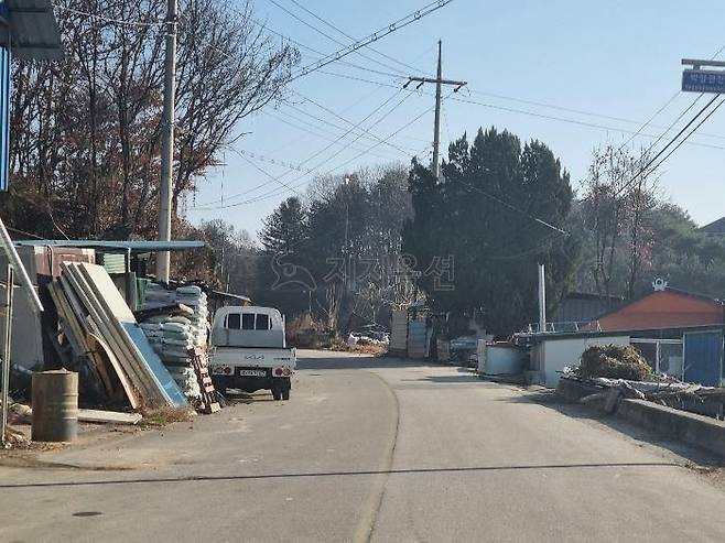 지난달 28일 법원 경매에서 공유 지분이 낙찰된 강원도 춘천시 남면 관천리의 한 목장 용지 내 도로.ⓒ지지옥션