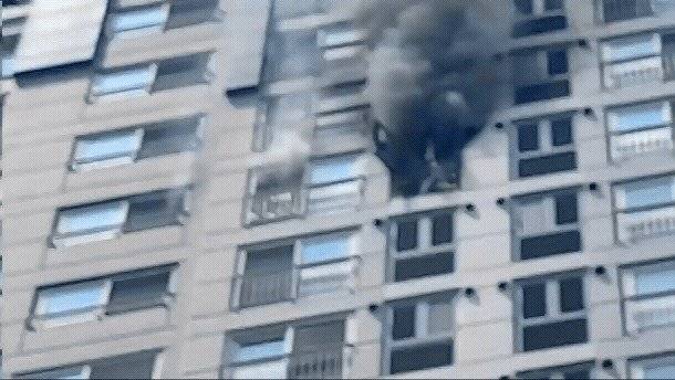 지난 28일 오후 1시 15분쯤 서울 성동구 금호동의 한 아파트에서 에어컨 실외기 화재가 발생했다. (서울 성동소방서 제공) ⓒ뉴스1