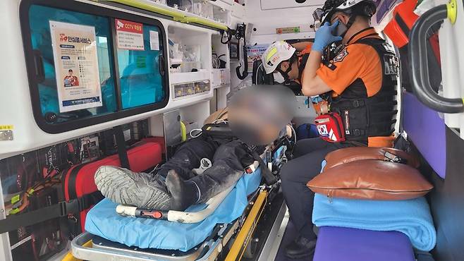 3일 오전 11시 24분경 제주시 도두동 하수종말처리장 지하 1층 생물반응조에서 질식 사고가 발생해 4명이 중경상을 입었다. 사진은 질식한 작업자가 구급차에 탑승한 모습. 제주소방안전본부 제공